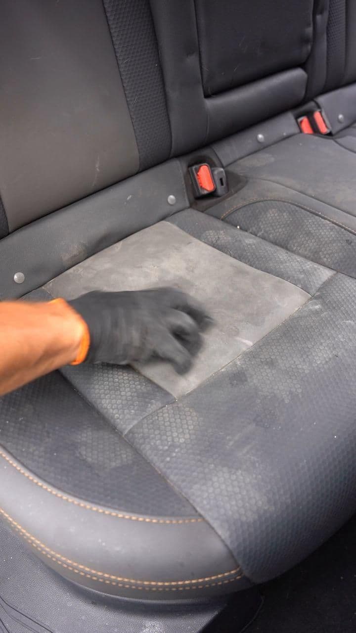 Reinigung eines Autositzes mit dem Mikrofasertuch